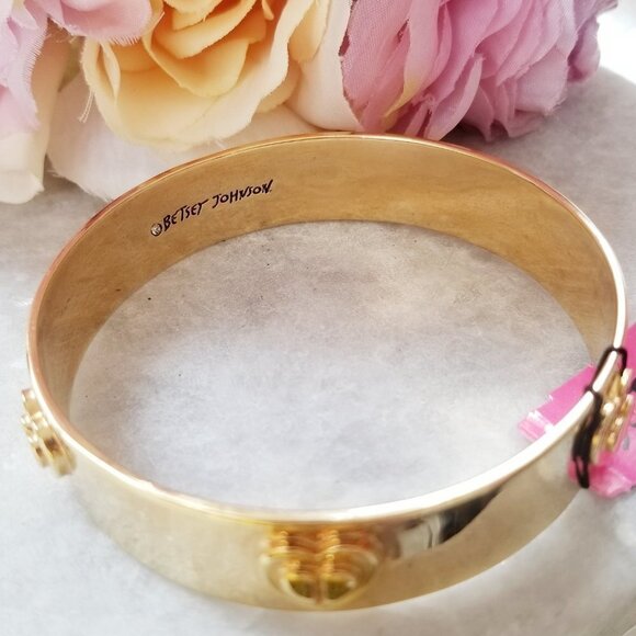 NWT Betsey Johnson Status Collection Gold 3D Heart Retro Mod Bangle Bracelet - Picture 5 of 5